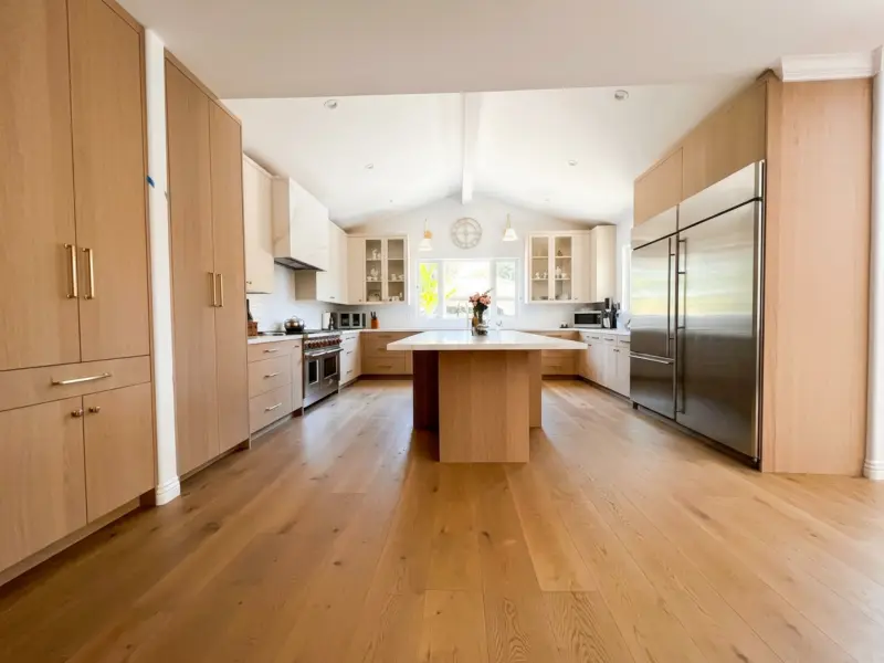 Two-tone desert oak and painted flat-panel kitchen
